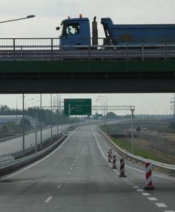 Warszawa. Wypadek na węźle Opacz. Ciężarówka zablokowała przejazd