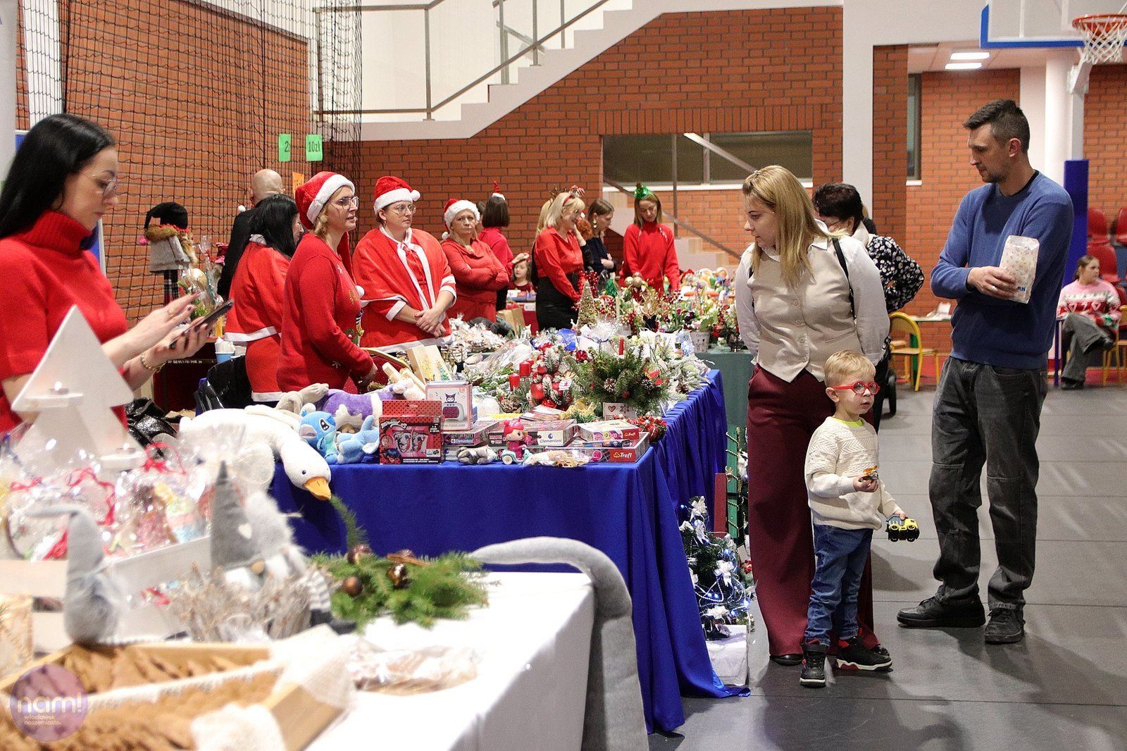 W niedzielę, 7 grudnia 2025 roku, hala sportowo‑widowiskowa przy ul. Piwnej w Kowalu wypełniła się radością dzieci i dorosłych podczas XV edycji akcji &#34;Święty Mikołaj przyjeżdża do Kowala&#34;. Na scenie wystąpiły lokalne zespoły, przedszkolaki i uczniowie, a w holu czekały kiermasze, słodkości i wspólna zabawa.