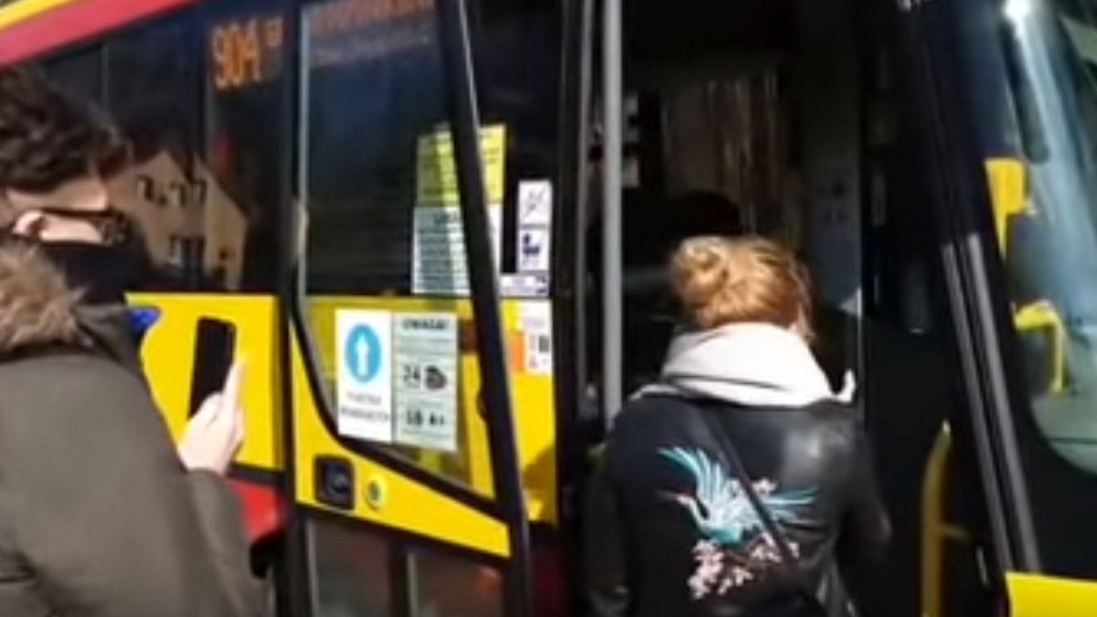 Kierowca linii 904 zauważył, że jeden z pasażerów zamiast maseczki zakrywa nos i usta szalikiem, dlatego zdecydował się wezwać policję. 