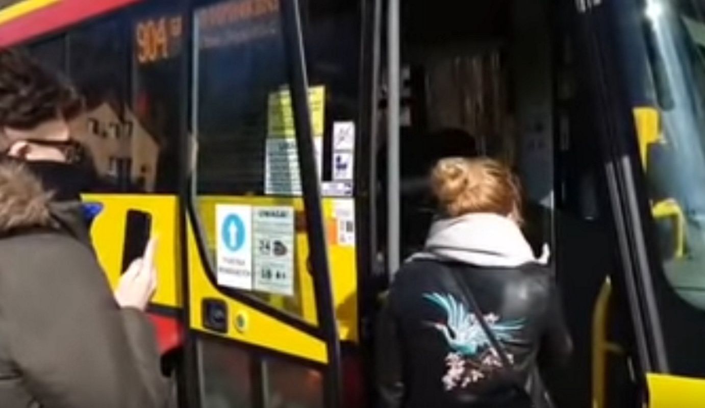 Kierowca autobusu wyrzucił pasażera, bo nie miał maseczki. Nagranie z Wrocławia