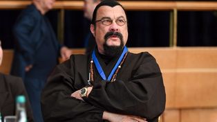 Piekło zamarzło. Powrócił na salony. Posadzili go obok doradcy Trumpa