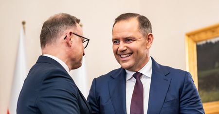 Kilka głośnych salw, później zmiana tempa. Wiemy, jaka będzie strategia Nawrockiego