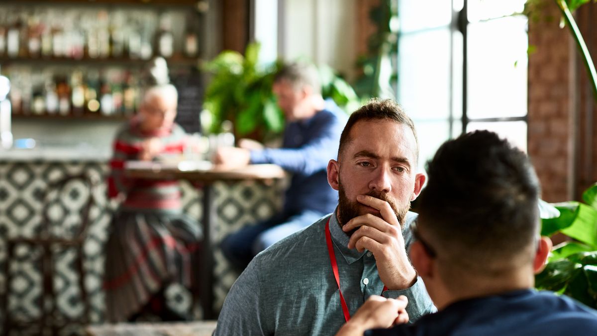 Aby sprawdzić, czy kandydat do pracy pasuje do zespołu, warto spędzić z nim trochę pracy, na przykład wyjść z nim na lunch - radzi dyrektor Interbrand. Fotografia ma charakter ilustracyjny i nie przedstawia Gonzalo Brujo