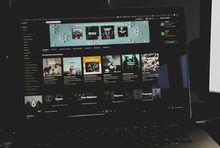 Nowy raport WPP o płatnej telewizji, fot. Unsplash