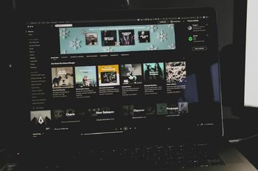 Nowy raport WPP o płatnej telewizji, fot. Unsplash