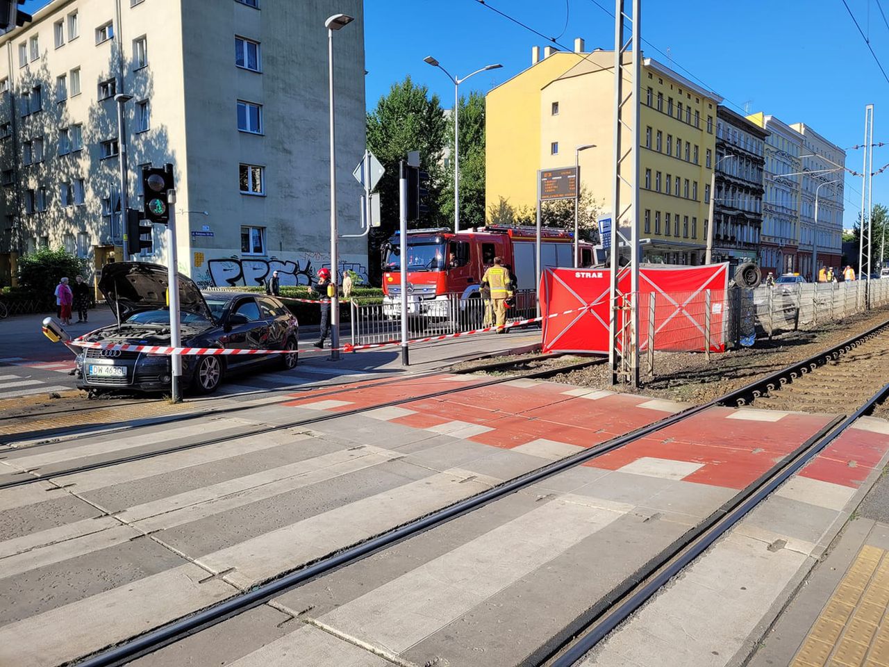 "Wyleciał w górę, koziołkował i uderzył w przystanek". Tragedia we Wrocławiu 