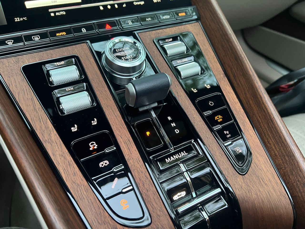 Aston Martin DB12 Volante
