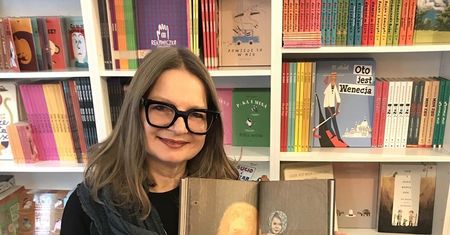"Ruch znaczy życie". Z Agatą Tuszyńską rozmawiamy o książce "Mama zawsze wraca"