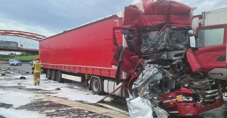 Koszmar na autostradzie A1. Osobówka została zmiażdżona przez dwie ciężarówki