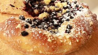 Pyszne drożdżówki z serkiem, cytrynową nutą i borówkami. Idealne do popołudniowej kawy