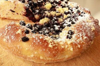 Pyszne drożdżówki z serkiem, cytrynową nutą i borówkami. Idealne do popołudniowej kawy