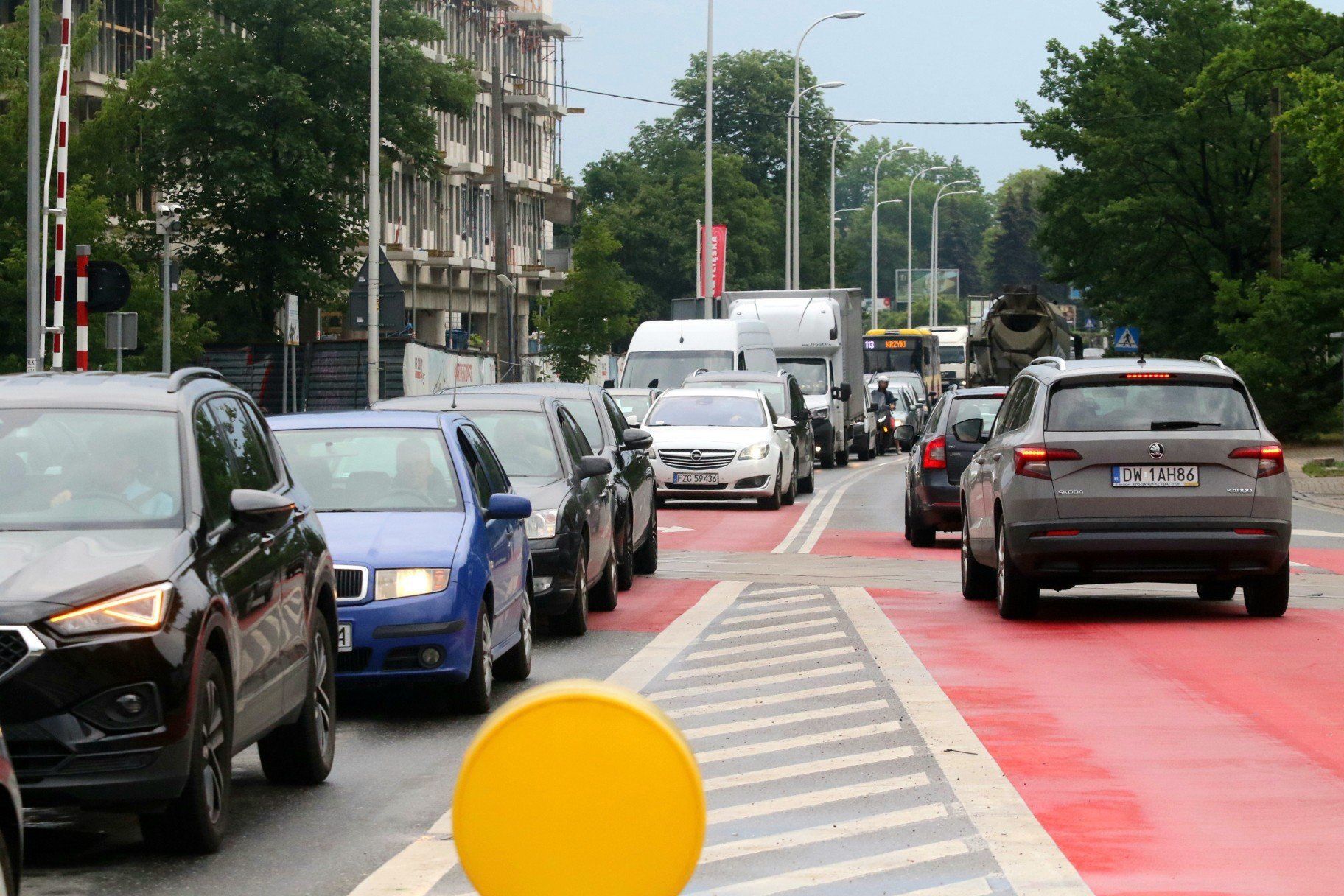 Zepsute rogatki kolejowe na ulicy Zwycięskiej we Wrocławiu. Potężne korki