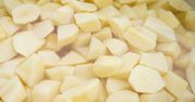 Wiele osób kroi ziemniaki przed gotowaniem. Dlaczego lepiej tego nie robić?