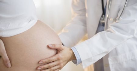 Nie chciała założyć maseczki w szpitalu. Przyszła na poród z prawnikiem