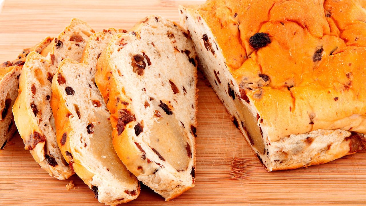 Krentenbollen – jak zrobić pyszne holenderskie bułki z rodzynkami?