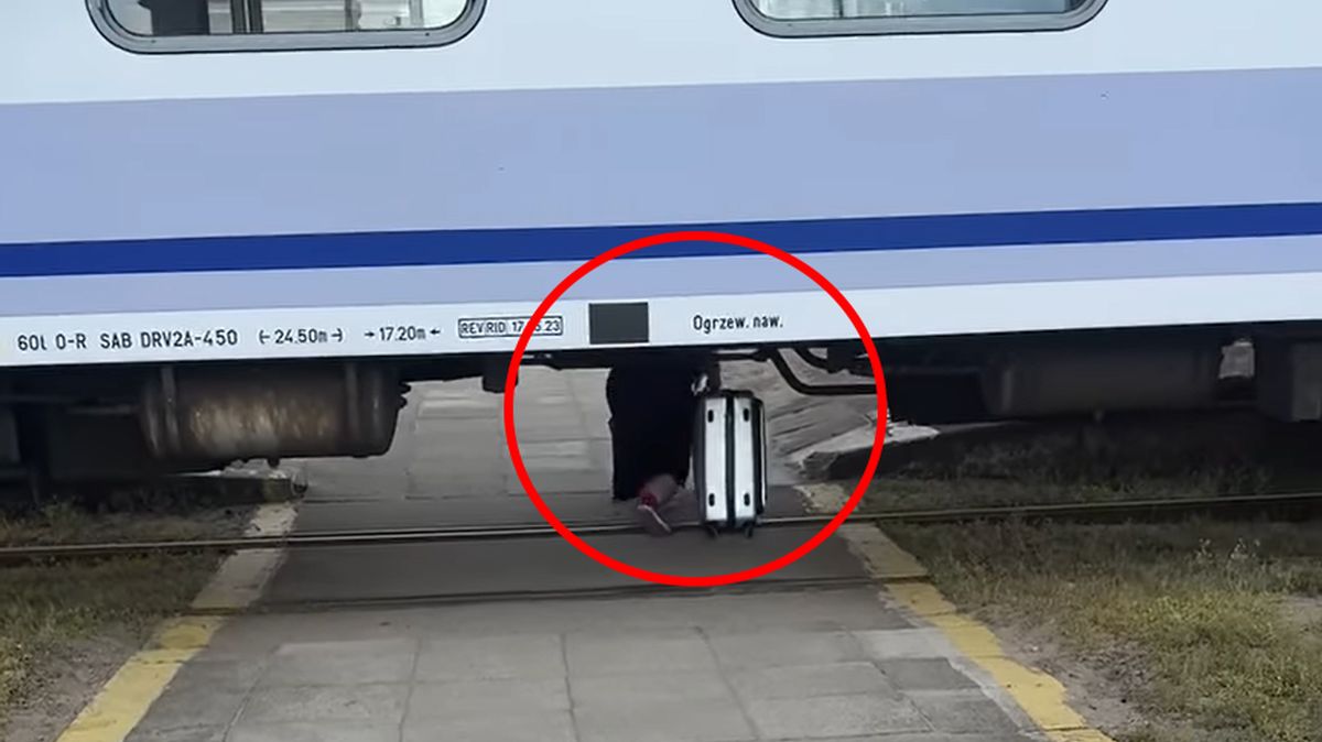 Kobieta prześlizgnęła się z walizką pod stojącym pociągiem
