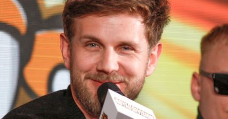 Odklejony Antek Królikowski twierdzi, że jego gala to wyraz solidarności z Ukrainą i zapewnia: "Symboliczna walka dobra ze złem to coś, co każdy chętnie wesprze"