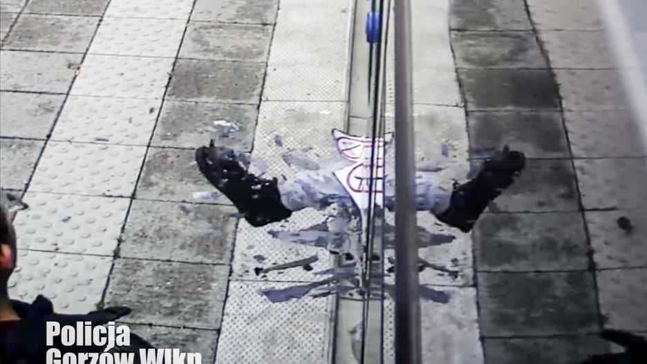 Butem wybił szybę w tramwaju. Jest w rękach policji 