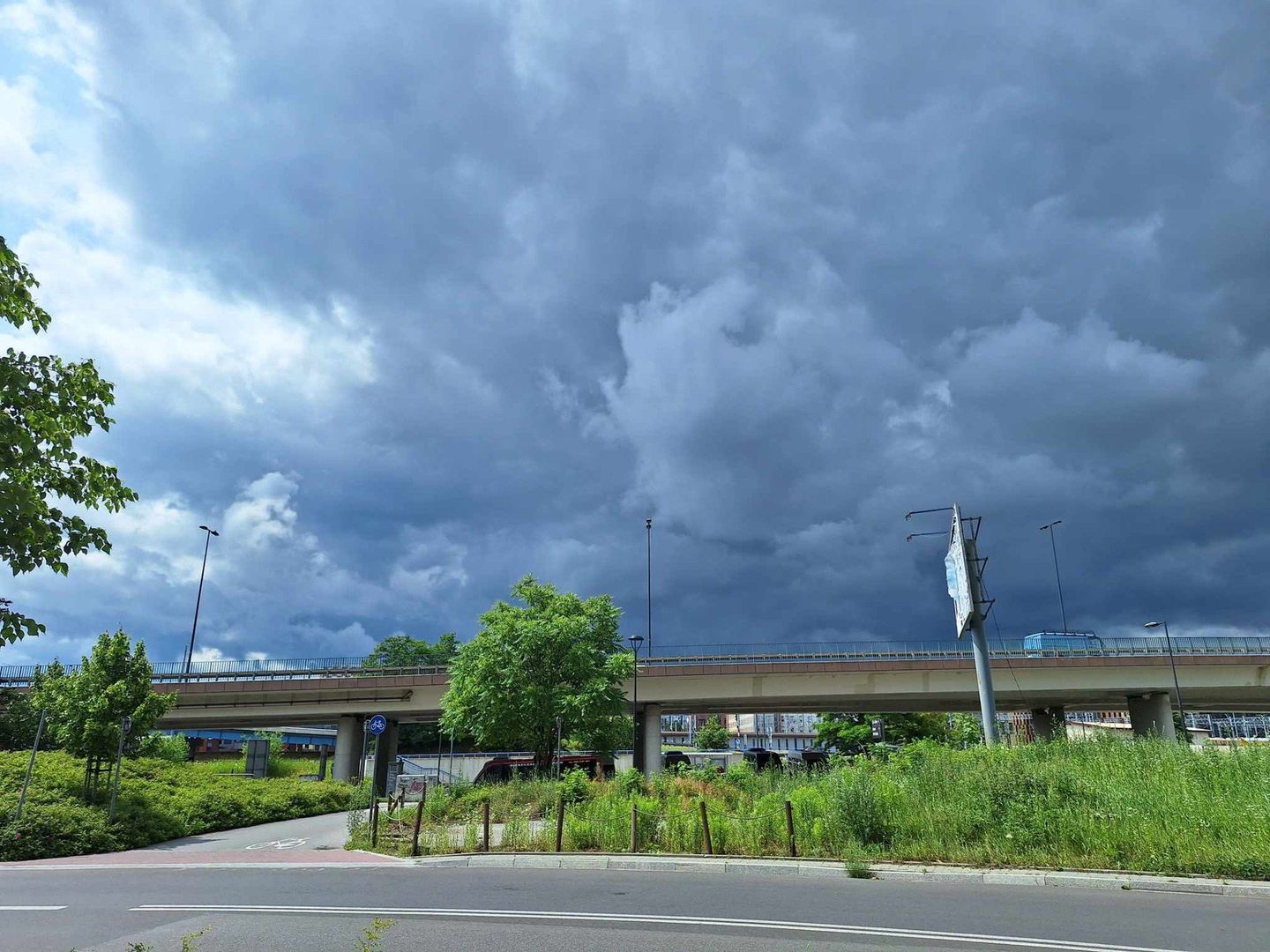 Ciemne chmury zbierają się nad Krakowem.