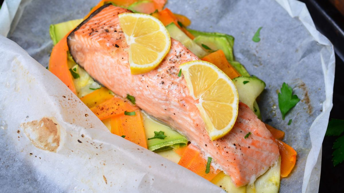 Łosoś w papilotach to danie, które rozpływa się w ustach