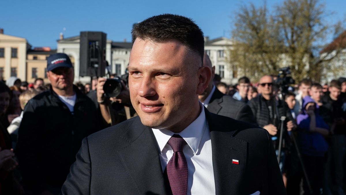 S?awomir Mentzen w Wielkopolsce
Fot. Lukasz Gdak/East News, 02.04.2025. Kampania wyborcza 
kandydata Konferencji na prezydenta RP Slawomira Mentzena (n/z). Spotkanie z wyborcami na rynku w Wagrowcu.
Lukasz Gdak