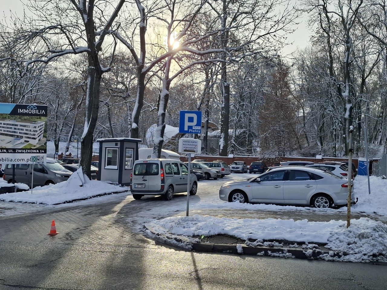 Lublin: Przy ul. Leszczyńskiego już nie zaparkujemy? Ratusz sprzedał parking sąsiadujący z Ogrodem Saskim