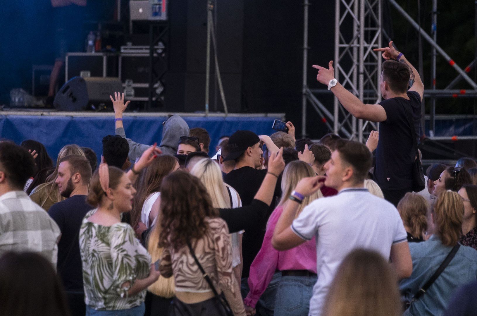 Kultowy festiwal studencki, który stał się filarem warszawskiego krajobrazu kulturalnego, powraca w swojej jubileuszowej 40. edycji. Wydarzenie oferuje dwa dni niezapomnianych muzycznych doznań z udziałem ośmiu wyjątkowych artystów reprezentujących różnorodne gatunki muzyczne.Listę artystów i zespołów, którzy wystąpią na Ursynaliach znajdziecie poniżej:Piątek:Kękę,Miszel,Kukon,Ich Troje.Sobota:Ich Troje,Michał Szczygieł,Tymek,Gibbs.Bilety na Ursynalia są już dostępne w sprzedaży. Można kupić bilet jednodniowy na konkretny dzień lub karnet na dwa dni. Cennik wygląda następująco:studenci SGGW – 64,80 zł,studenci innych uczelni – 75,60 zł,reszta świata – 97,20 zł.Kiedy: 23-24 maja 2025, start o godz. 18:00.Gdzie: kampus SGGW, ul. Nowoursynowska 166.Wstęp: płatny.