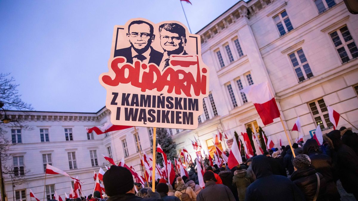 Protest przed UW w Bydgoszczy
13.01.2024 Bydgoszcz. Protest srodowisk prawicowych przed urzedem wojewodzkim.
Fot. Roman Bosiacki / Agencja Wyborcza.pl
Fot. Roman Bosiacki / Agencja Wyborcza.pl
bydgoszcz, polityka, protest, manifestacja, urzad wojewodzki, prawica, pis, /FR/, mariusz kaminski, maciej wasik, solidarni, kaminskim, wasikiem, romana