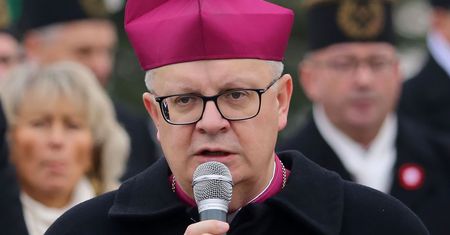 Biskup ostrzega. Mówi o sąsiadach tych, którzy nie przyjmują kolędy
