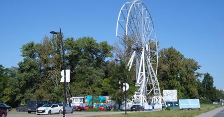 Wesołe miasteczko zawitało do Lublina. Właśnie rozkładają się na placu przy Błoniach pod Zamkiem