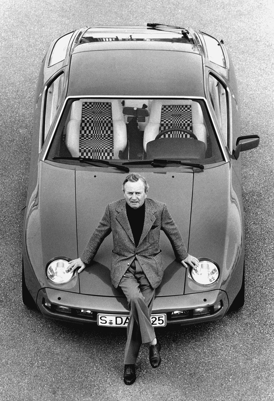 Ferdynand "Ferry" Porsche na tle modelu 928 z tapicerką "Pasha"