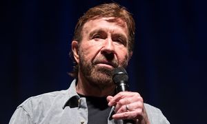 Nie żyje Chuck Norris. Kilka lat temu przeszedł DWA ZAWAŁY w odstępie 47 minut. "To zabiłoby większość osób w jego wieku"