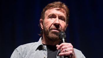 Nie żyje Chuck Norris. Kilka lat temu przeszedł DWA ZAWAŁY w odstępie 47 minut. "To zabiłoby większość osób w jego wieku"
