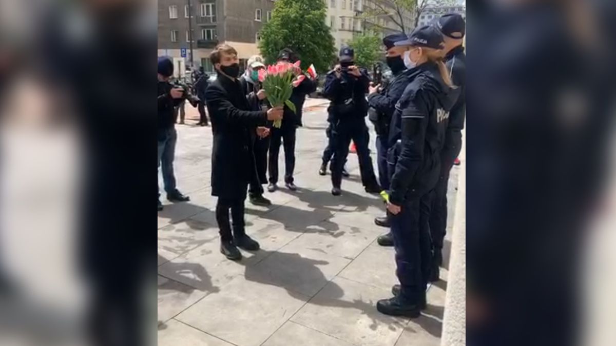 AgroUnia pojawiła się we wtorek pod resortem rolnictwa. Michał Kołodziejczak próbował wręczyć policjantce kwiaty
