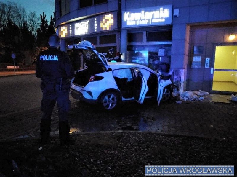 Wrocław. Pijany mężczyzna wjechał w budynek wielorodzinny. Dwie osoby w stanie ciężkim