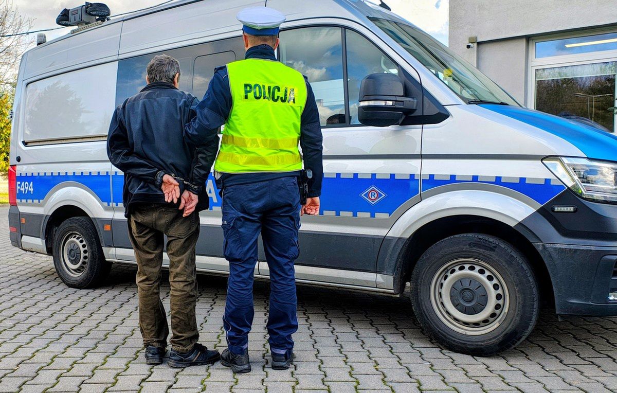 Jechał pod prąd na rondzie. Skończył w kajdankach