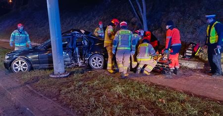 BMW roztrzaskane na słupie. 28-latek był pijany i nie miał prawka. To obywatel Zimbabwe