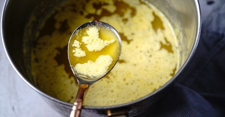 Większość nie rozróżnia tych produktów. Wyjaśnijmy, czy ghee i masło klarowane to naprawdę to samo?