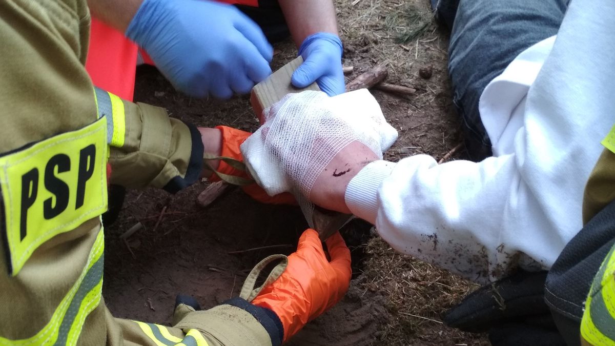 Metalowy pręt przebił dłoń 15-latka.