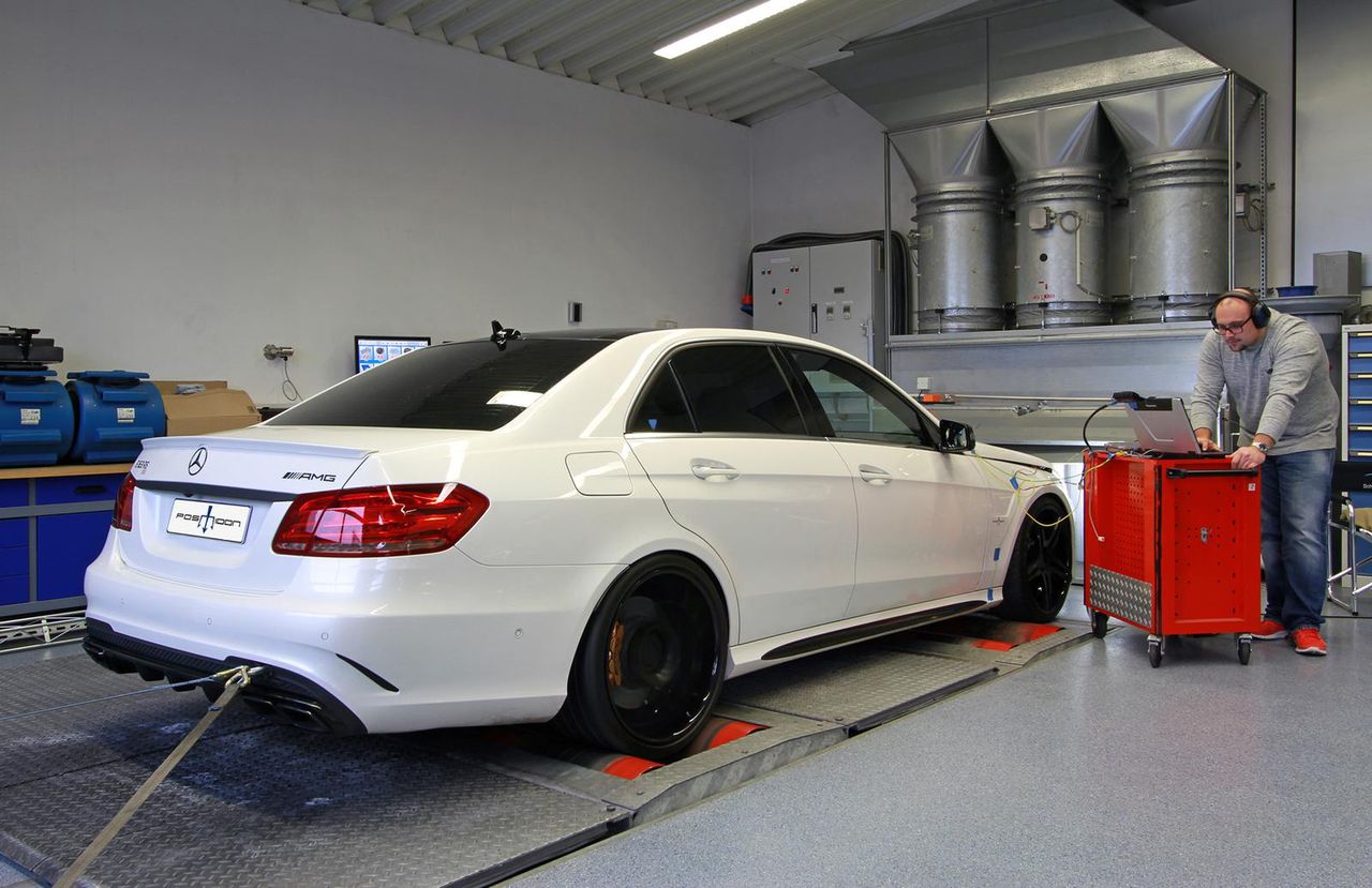 Mercedes E63 AMG o sile lokomotywy