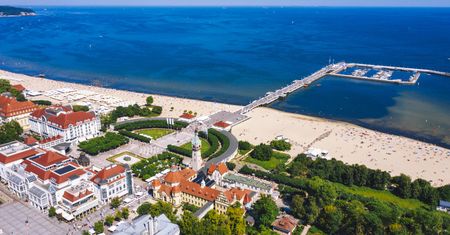 Sopot. Na plaży pojawiła się rura, która jest oblegana przez turystów