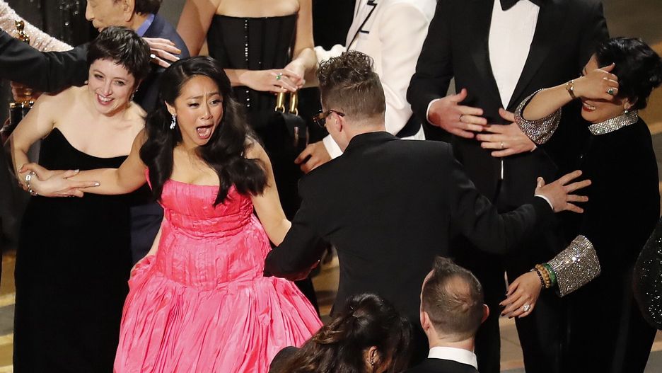The cast and crew celebrate after winning the Oscar for Best Picture for 'Everything Everywhere All at Once' during the 95th annual Academy Awards ceremony at the Dolby Theatre in Hollywood, Los Angeles, California, USA, 12 March 2023. The Oscars are presented for outstanding individual or collective efforts in filmmaking in 24 categories. EPA/ETIENNE LAURENT Dostawca: PAP/EPA.