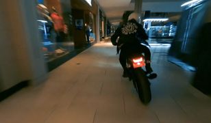 Motocykl i dron w centrum handlowym. Zobacz, jak nagrali niesamowitą reklamę