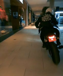 Motocykl i dron w centrum handlowym. Zobacz, jak nagrali niesamowitą reklamę