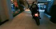Motocykl i dron w centrum handlowym. Zobacz, jak nagrali niesamowitą reklamę