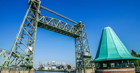 Rotterdam zdemontuje część mostu dla Jeffa Bezosa. Holendrzy w szoku