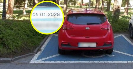 Karteczka za szybą. Ujęcie z Warszawy. Spojrzeli na "8"