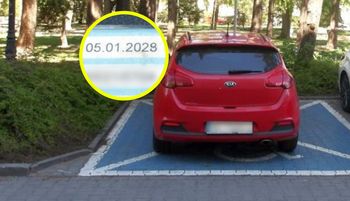 Karteczka za szybą. Ujęcie z Warszawy. Spojrzeli na "8"