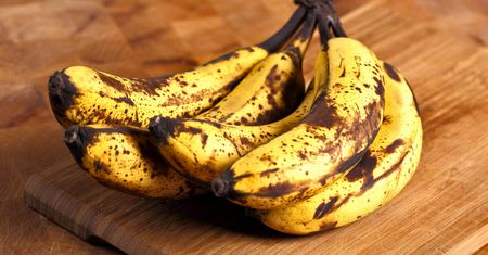 Patrzę na ogonek i plamy na skórce. Wiem, czy banan był traktowany chemią