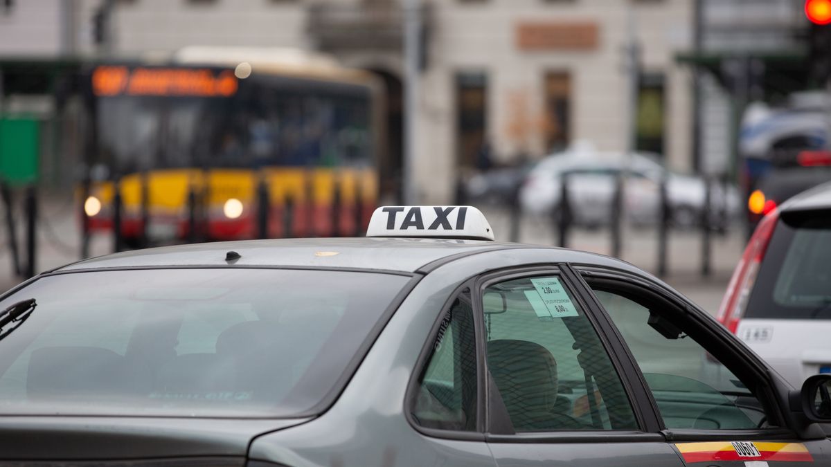 taxi taksówka postój taksówek taksówkarz 